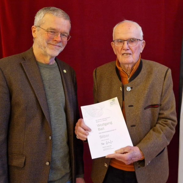 Der BN-Vorsitzende Peter Heller bedankt sich im Namen des Vorstandes bei Wolfgang Bail (rechts) für dessen langjährige Treue und überreicht ihm die Ehrenurkunde. (Foto: BN)