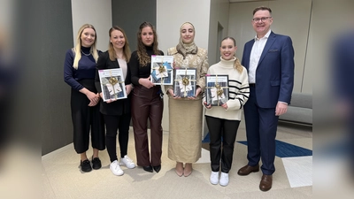 Ausbildungsleiterin Annalena Engel (links) und Vorstandssprecher Johann Schöpfel (rechts) sind stolz auf ihre neuen Kolleginnen (von links) Johanna Steurer, Paula Korn, Asmaa Abu Kaiyas und Julia Pfisterer. (Foto: VR Bank Dachau)