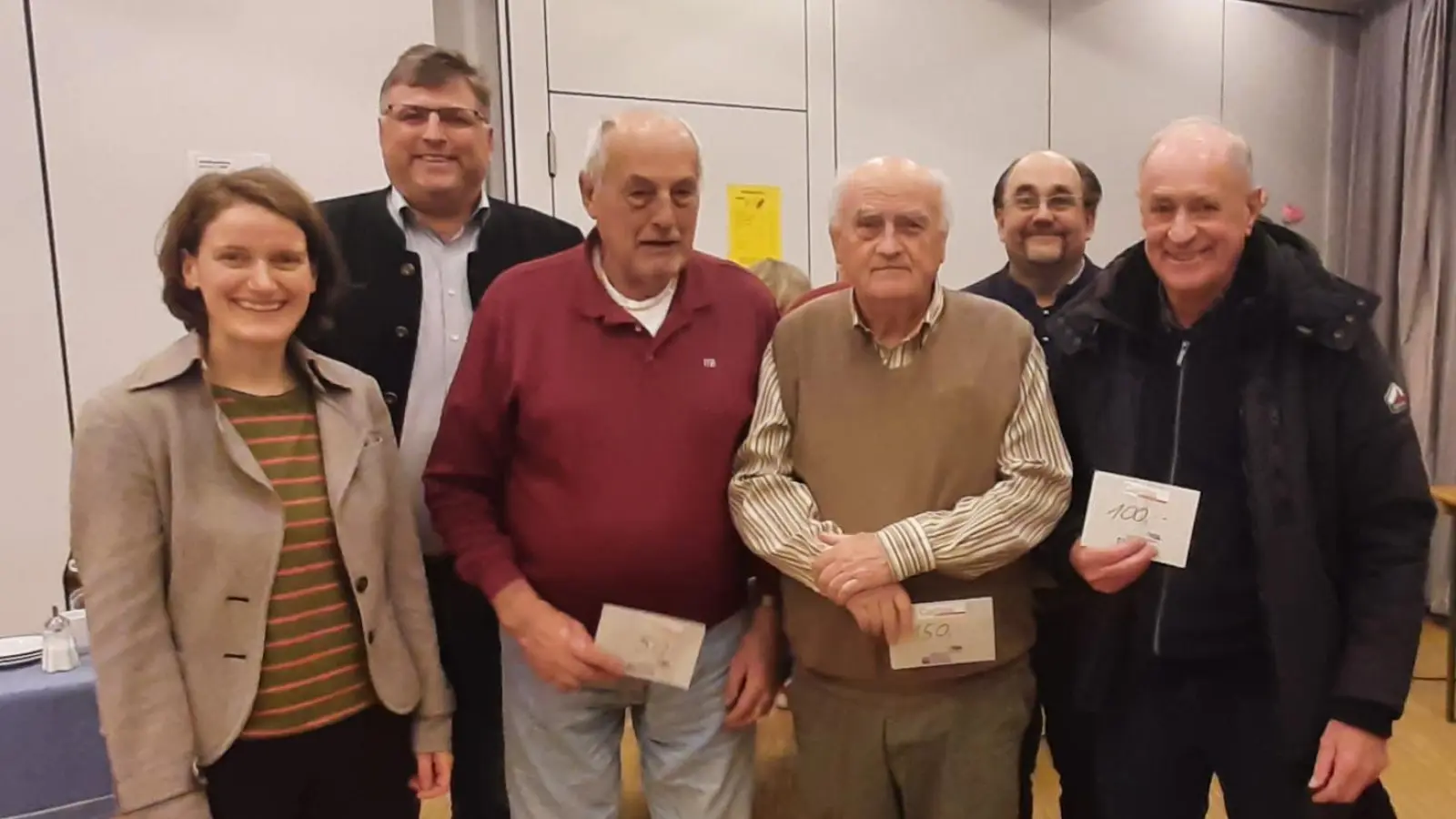 Caritas-Kreisgeschäftsführerin Heidi Schaitl, Landrat Stefan Löwl, Herbert Bittner, Hans Göttler und Turnierleiter Rainer Hartl, Rudi Dierl (von links). (Foto: Caritas Dachau)