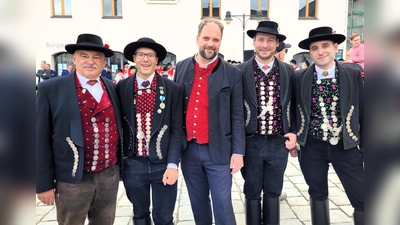 Die Dachauer Trachtler (von li) Herbert Elsner, Markus Erhorn, Matthias Schöpf und Stefan Tippelt mit Oberbürgermeister Tobias Eschenbacher (Mitte). (Foto: Bayernbund Dachau)