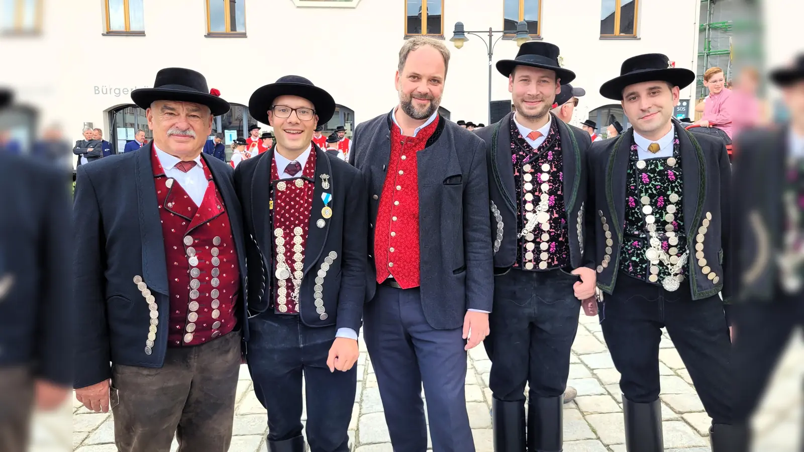 Die Dachauer Trachtler (von li) Herbert Elsner, Markus Erhorn, Matthias Schöpf und Stefan Tippelt mit Oberbürgermeister Tobias Eschenbacher (Mitte). (Foto: Bayernbund Dachau)