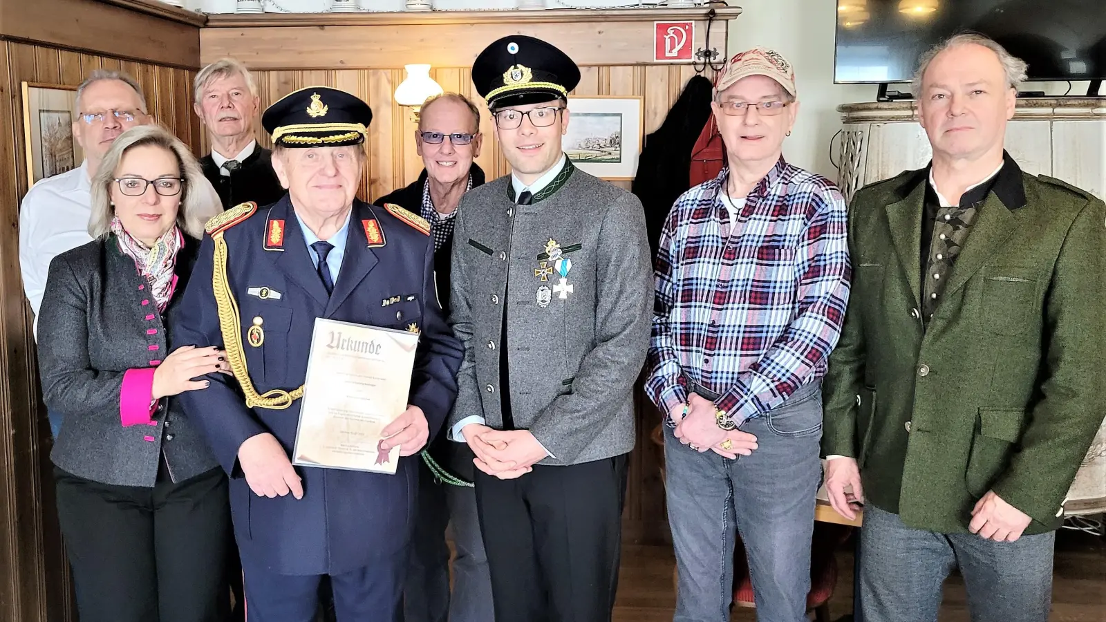 Ludwig Gasteiger mit der Ehrenurkunde und umringt von den ersten Gratulanten. (Foto: Markus Erhorn)