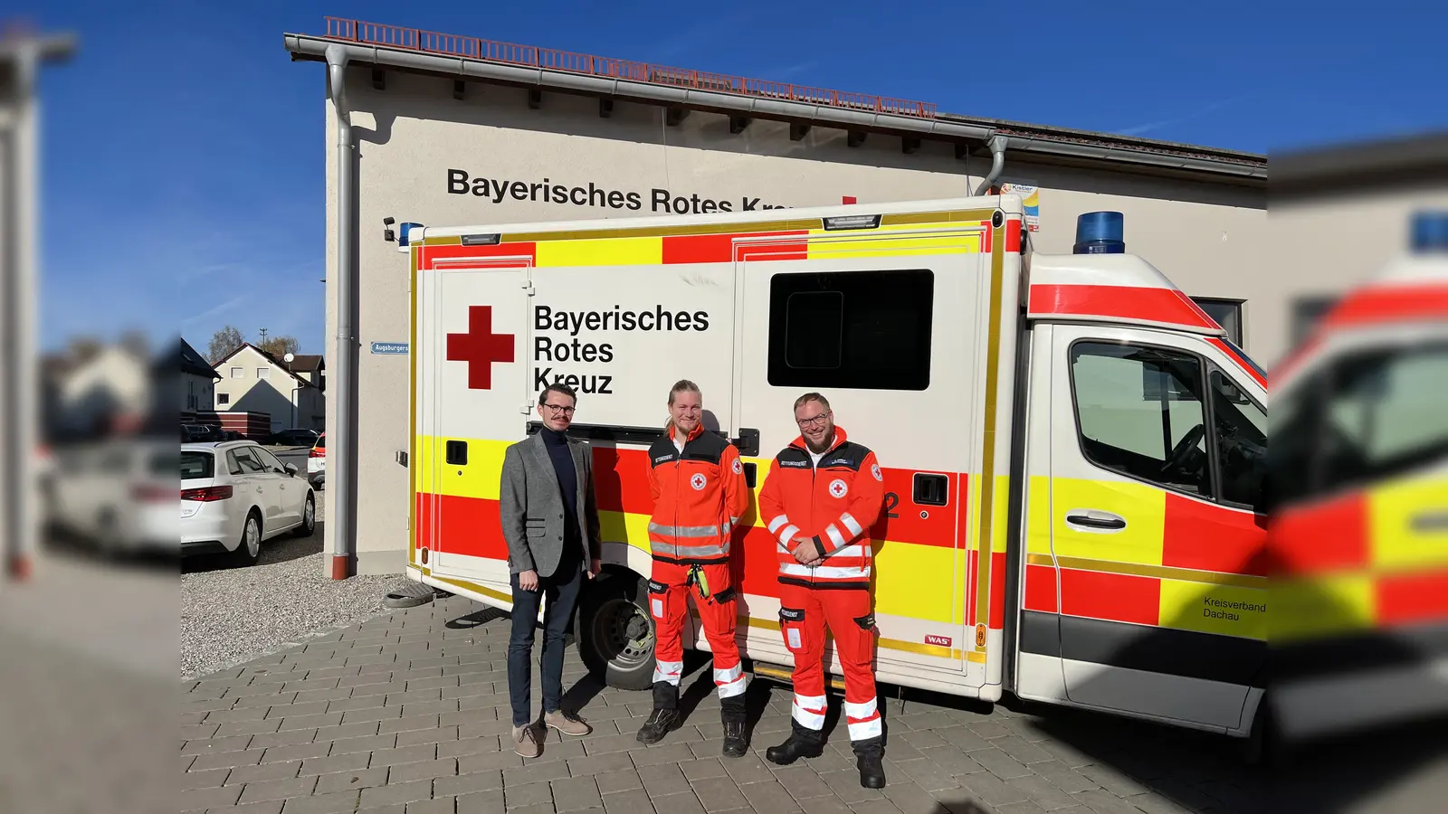 Dennis Behrendt mit Leonhard Gahse und Daniel Ernst vor der Rettungswache in Odelzhausen. (Foto: BRK Dachau)