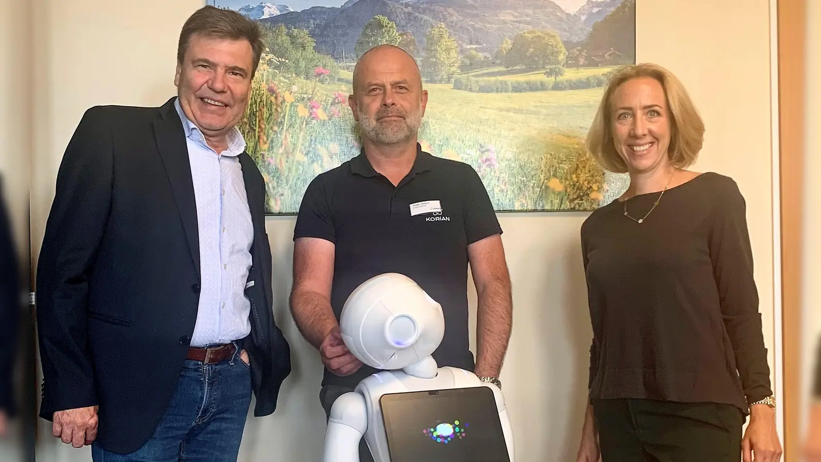 Stefan Kolbe (li), Holger Jantsch und Stephanie Burgmaier mit Pflegeroboter Pepper. (Foto: CSU)