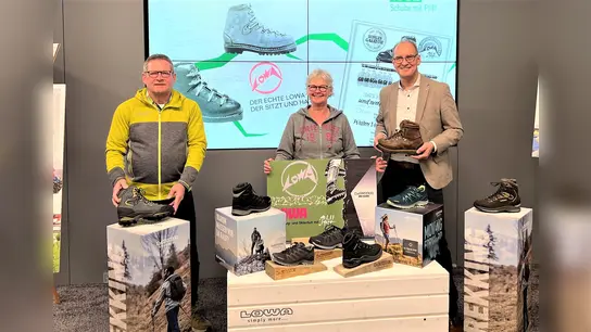 Manfred Gamböck und Ulrike Ujlaki von LOWA mit VR-Pressesprecher Martin Richter (von li). (Foto: VR-Bank)