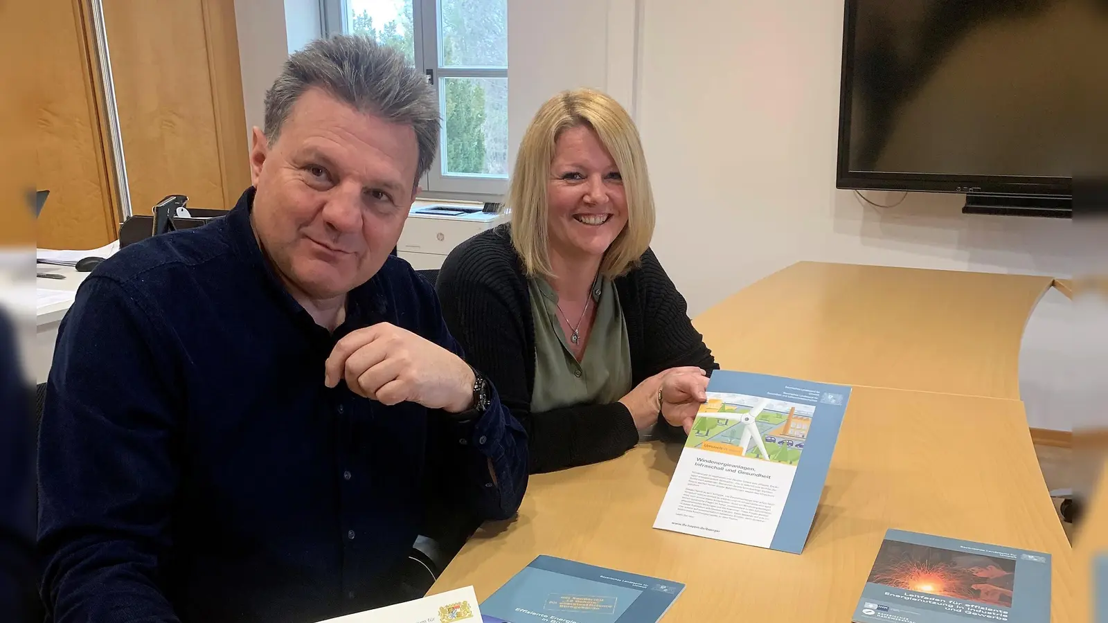 Sandra Schneider und Bürgermeister Helmut Zech bei der Sichtung der Broschüren. (Foto: Gemeinde Pfaffenhofen a.d.Glonn)
