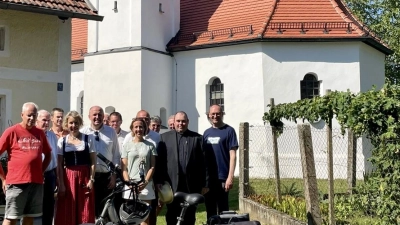 Die Teilnehmer der CSU-Radltour vor St. Michael. (Foto: Stephanie Burgmaier)