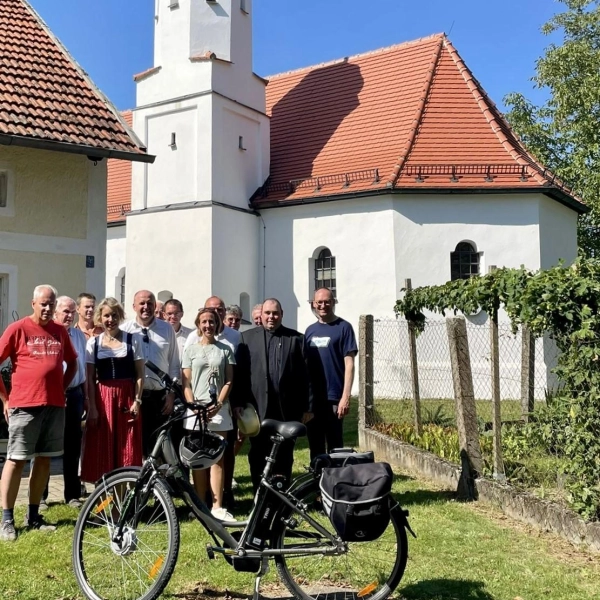 Die Teilnehmer der CSU-Radltour vor St. Michael. (Foto: Stephanie Burgmaier)