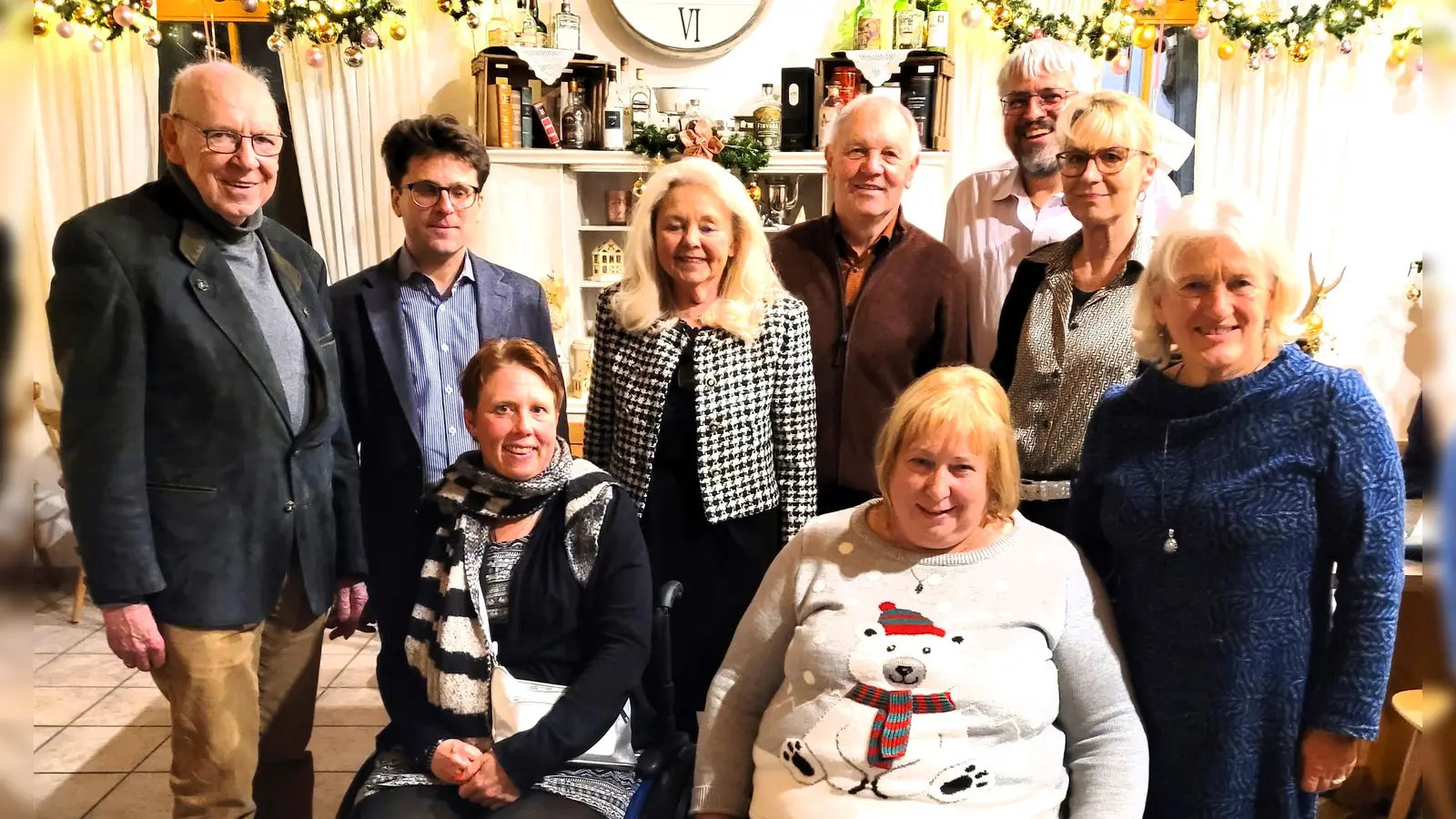 Die Vorsitzende Christine Unzeitig (4. von li) freute sich über viele Gäste auf der Weihnachtsfeier, dabei OB Florian Hartmann (2. von li). (Foto: Behinderte & Freunde Dachau)