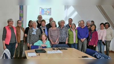Smartphone-Coach Gudrun Negele (li) mit ihren Indersdorfer Kursteilnehmerinnen und -teilnehmern. (Foto: Gudrun Negele)