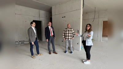 Dennis Behrendt, Bernhard Seidenath, Timo Weiersmüller und Anja Aydin auf der Baustelle der Tagespflege-Einrichtung des BRK Dachau in Altomünster. (Foto: BRK - Kreisverband Dachau)