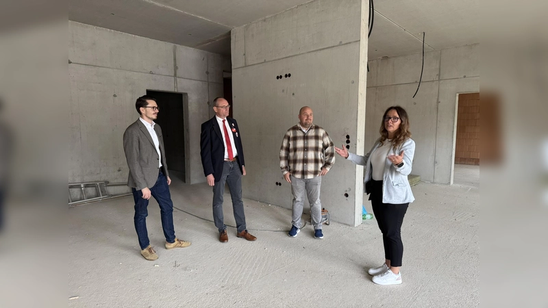 Dennis Behrendt, Bernhard Seidenath, Timo Weiersmüller und Anja Aydin auf der Baustelle der Tagespflege-Einrichtung des BRK Dachau in Altomünster. (Foto: BRK - Kreisverband Dachau)
