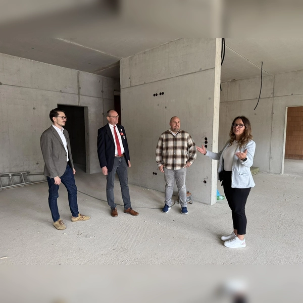 Dennis Behrendt, Bernhard Seidenath, Timo Weiersmüller und Anja Aydin auf der Baustelle der Tagespflege-Einrichtung des BRK Dachau in Altomünster. (Foto: BRK - Kreisverband Dachau)