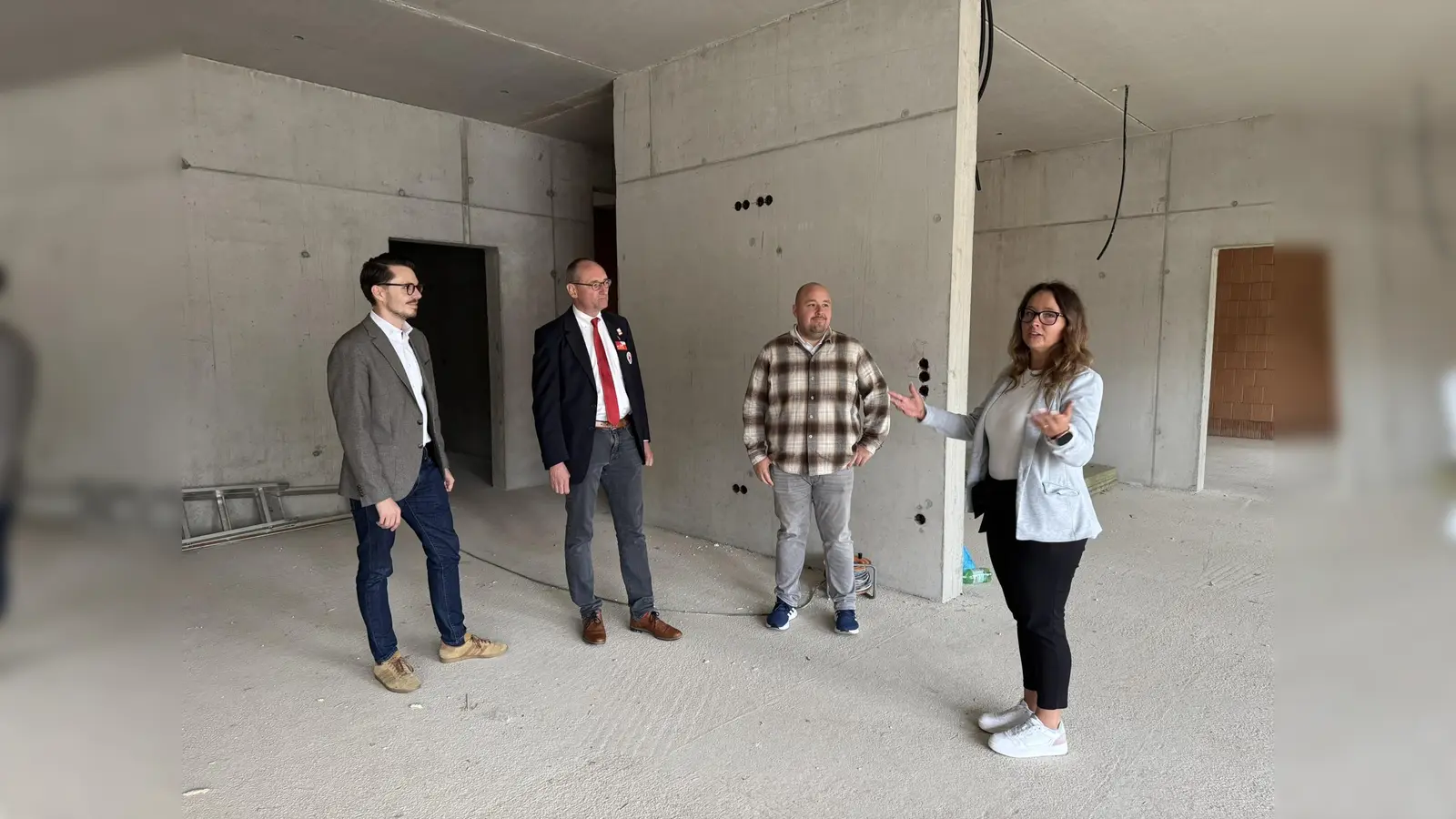 Dennis Behrendt, Bernhard Seidenath, Timo Weiersmüller und Anja Aydin auf der Baustelle der Tagespflege-Einrichtung des BRK Dachau in Altomünster. (Foto: BRK - Kreisverband Dachau)