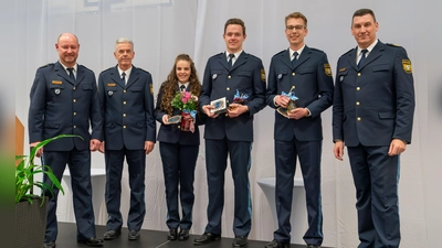 Bestenehrung (von links): Christian Wittstadt, Hermann Zeiler und Stefan Weis (rechts) gratulierten Julia Bähr, Florian Rosenberger und Stefan Neumayr (2. von rechts).  (Foto: Polizei Dachau)