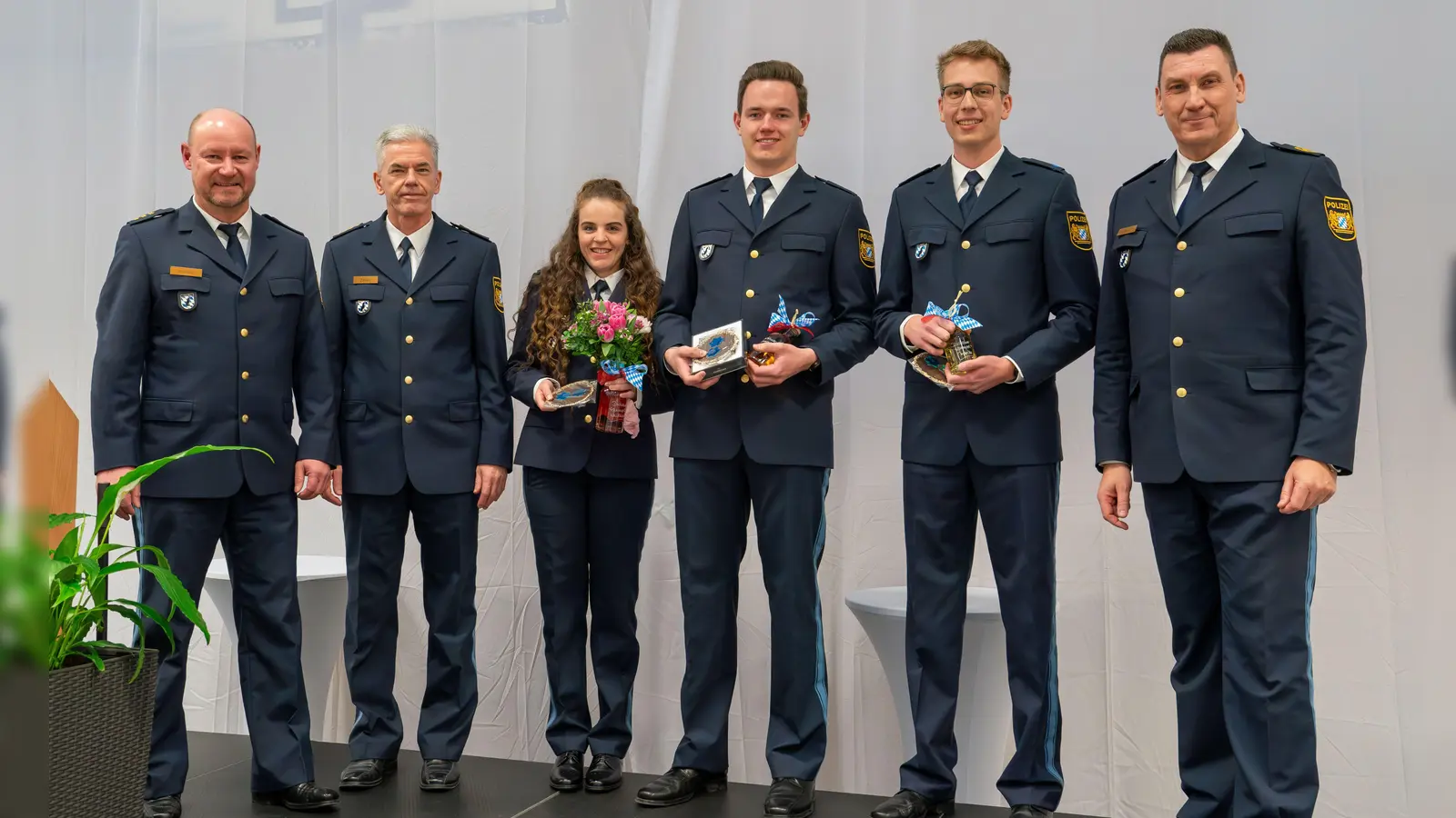 Bestenehrung (von links): Christian Wittstadt, Hermann Zeiler und Stefan Weis (rechts) gratulierten Julia Bähr, Florian Rosenberger und Stefan Neumayr (2. von rechts).  (Foto: Polizei Dachau)