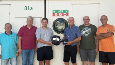Freude bei der Übergabe des Defibrillators (v.l.): Günther Freis (Beisitzer), Gerhard Mayr und Lorenz Stabl (Leben Retten Karlsfeld e.V.), Karl Friedl (1. Vorstand), Christian Seidel (Gerätewart) sowie Helmut Blahusch (2. Vorstand). (Foto: P. Herbrich)