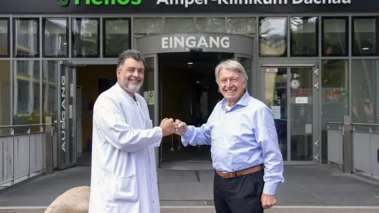 Prof. Wael Khoder mit seinem Patienten Michael Christoph (re). (Foto: Helios)