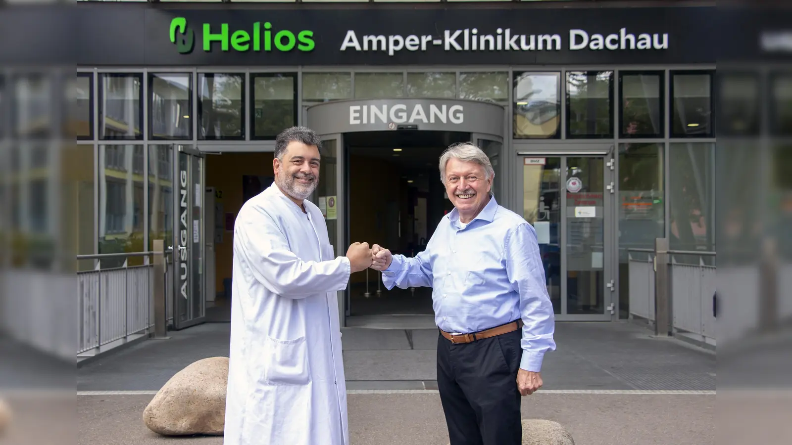 Prof. Wael Khoder mit seinem Patienten Michael Christoph (re). (Foto: Helios)