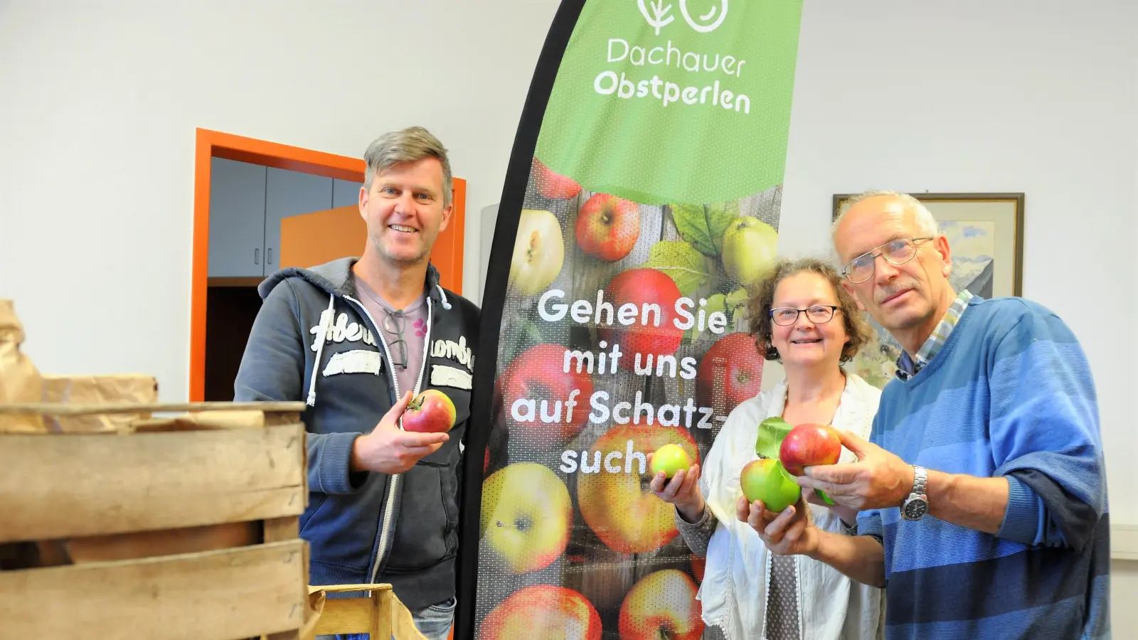 Siegfried Lex und Beate Wild, die Kreisfachberatung für Gartenkultur und Landespflege am Landratsamt Dachau mit Michael Hainz, Leiter des pomologischen Arbeitskreises im Kreisverband für Gartenbau und Landespflege Landkreis Dachau bei der Schatzsuche (Foto: LA Dachau / Silke Fendt )