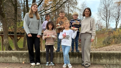 Angelika Pöll (rechts) und Jule Schnell (links) von der Geschäftsstelle Markt Indersdorf übergaben Geschenke an die stolzen Kinder.  (Foto: Sparkasse Dachau)