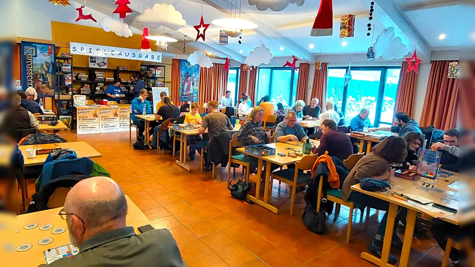 Trotz widriger Wetterverhältnisse kamen viele Spielefans nach Karlsfeld. (Foto: Karlsfelder Kornelius Spieletreff)