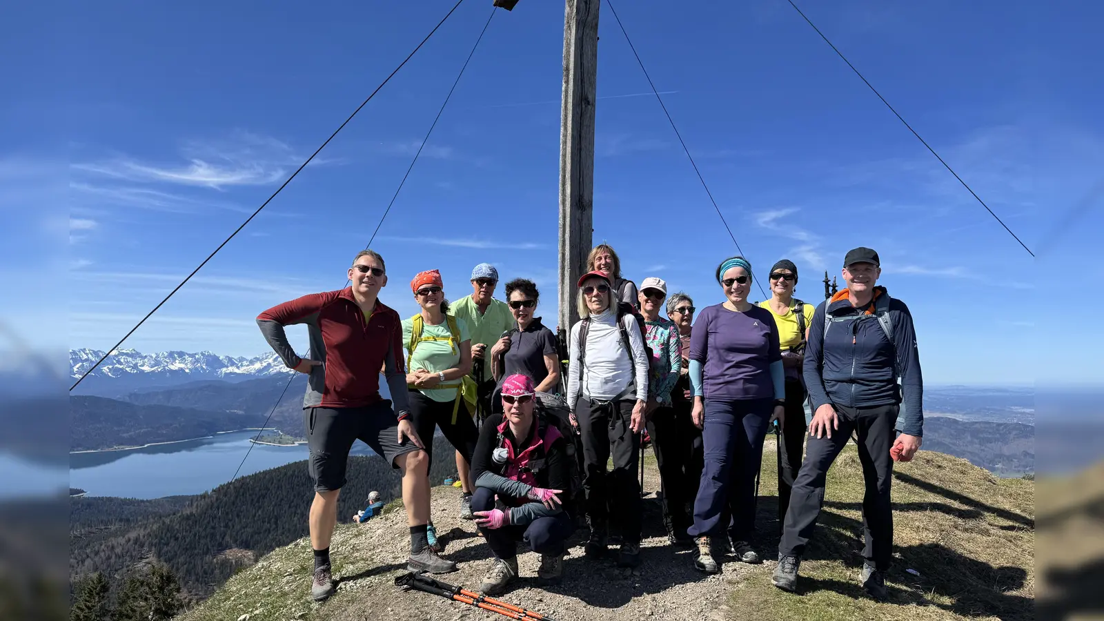 Die Wanderer der DAV-Ortsgruppe Dachau vor dem Gipfelkreuz.  (Foto: DAV Ortsgruppe Dachau)