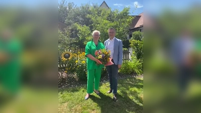 Bürgermeister Wolfgang Hörl gratuliert der Jubilarin Hildegard Schuster herzlich und dankt ihr für jahrelanges Engagement in der Gemeinde. (Foto: red)