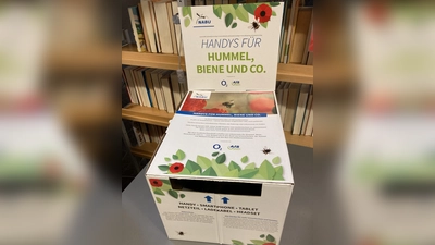 Kann gefüllt werden: die Handy-Sammelbox des Naturschutzbundes Deutschland. (Foto: Stadtbücherei Dachau)