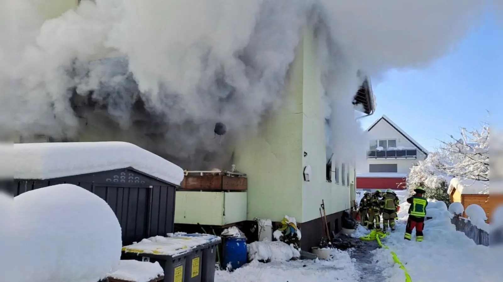 Nach dem Brand war das Wohnhaus in der Rothschwaige unbewohnbar geworden. (Foto: Feuerwehr Karlsfeld)