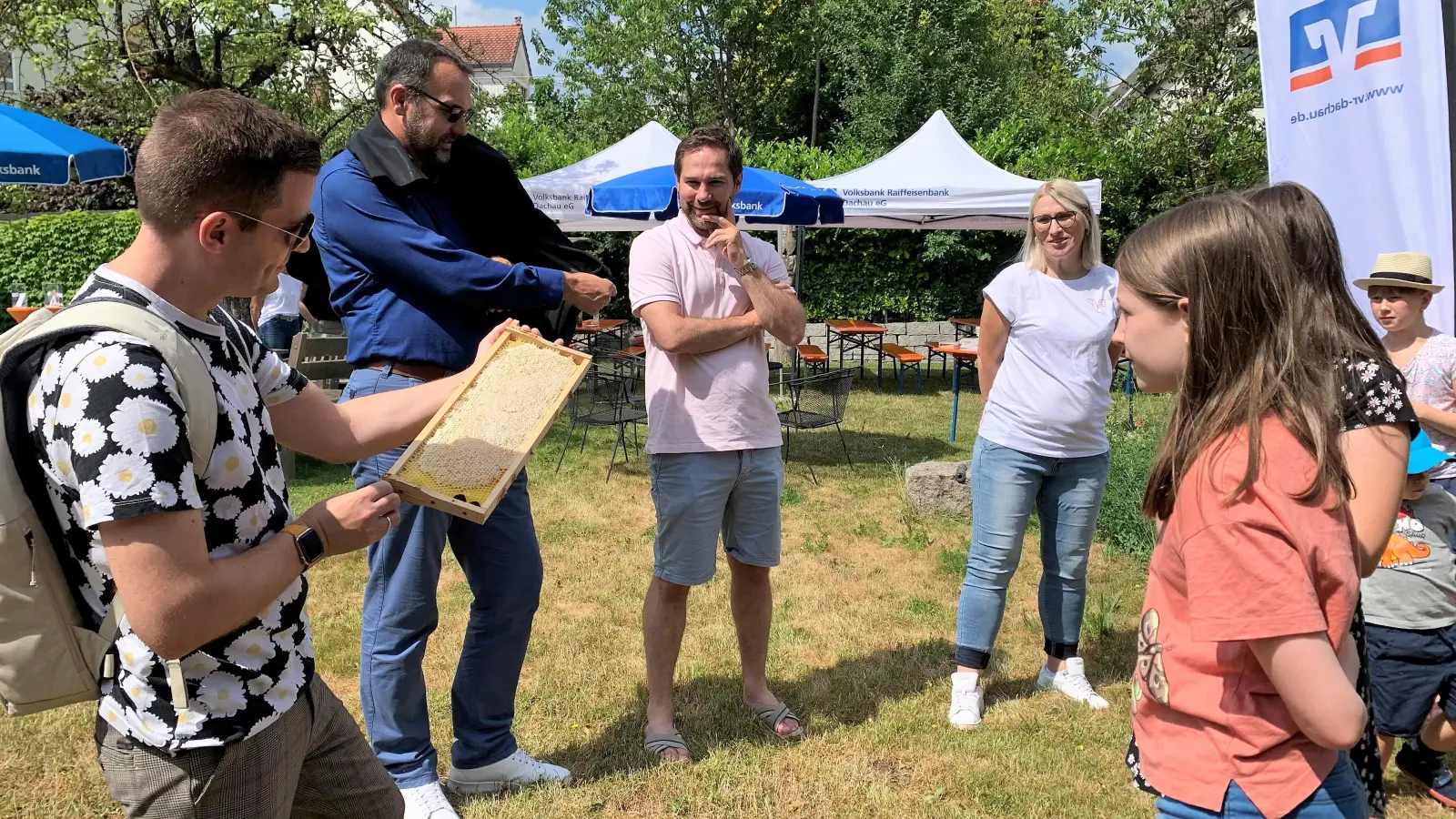 VR-Mitarbeiter und Besucher auf dem Bienenfest der VR Bank Dachau. (Foto: VR-Bank)