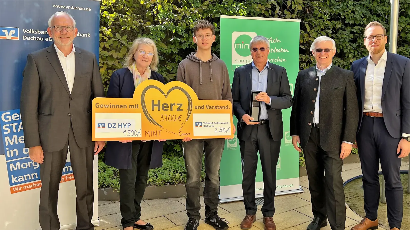 Spendenübergabe mit (von li) Joachim Eberl, Eva Rehm, Miguel, Karl-Heinz Hempel, Joachim Liebl und Andreas Waldmannstetter. (Foto: red)