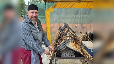 Im Mittelpunkt des Festes stand der Steckerlfisch, den Fischbrater Florian Eder meisterhaft zubereitete.  (Foto: Frei Glück)
