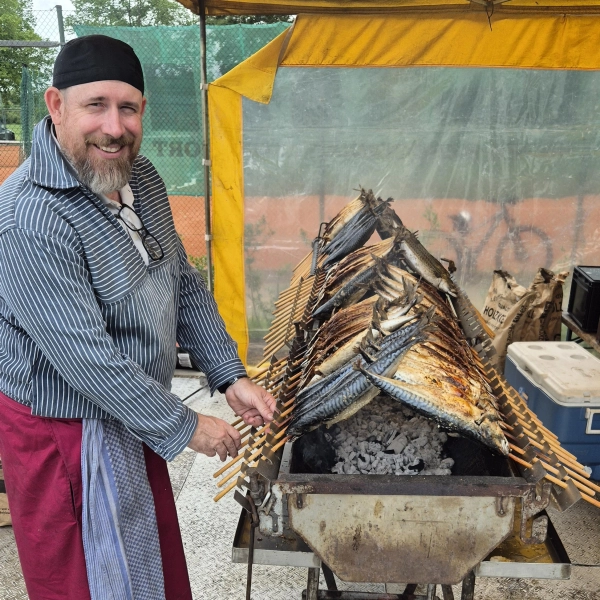 Im Mittelpunkt des Festes stand der Steckerlfisch, den Fischbrater Florian Eder meisterhaft zubereitete.  (Foto: Frei Glück)