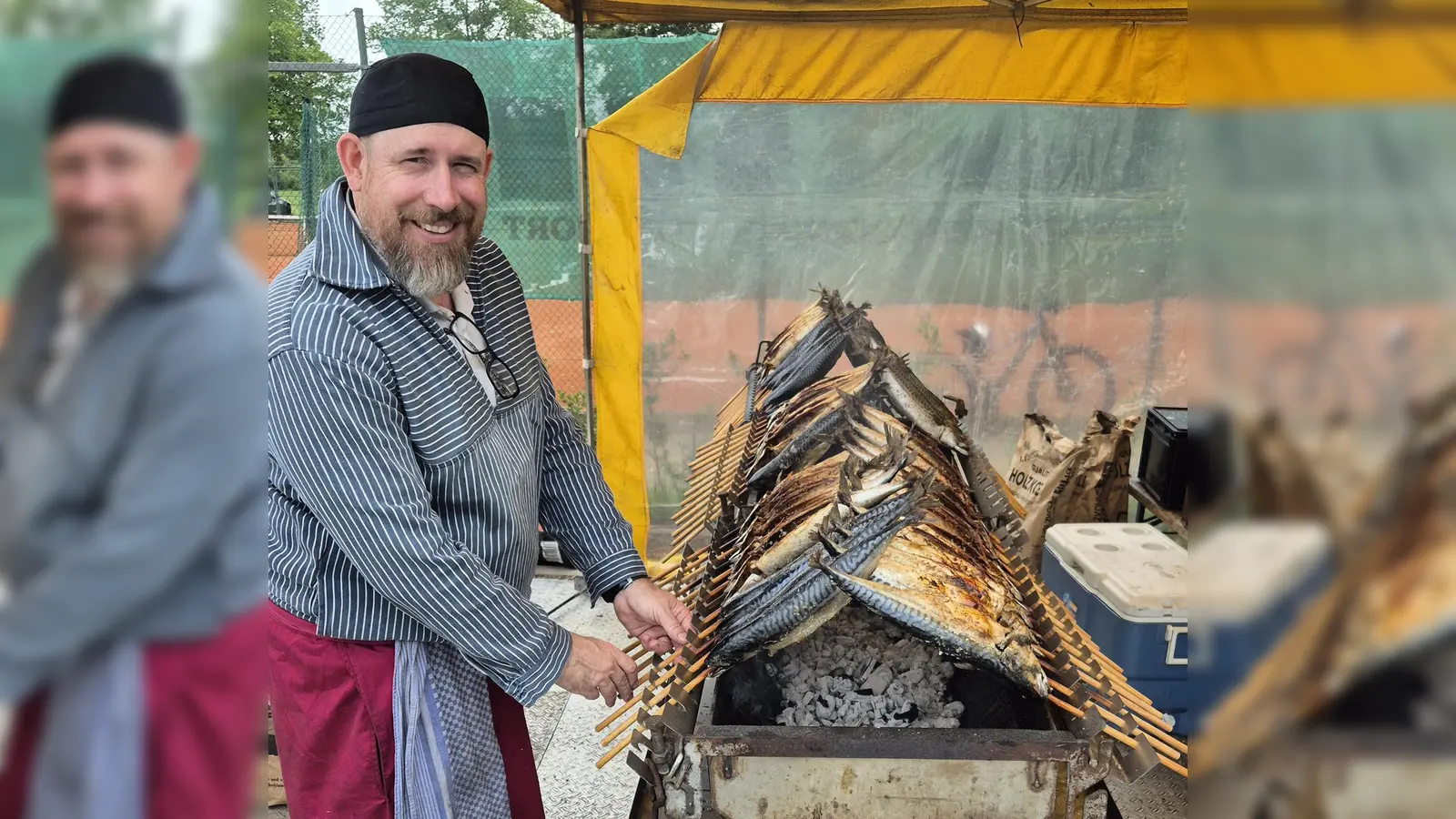 Im Mittelpunkt des Festes stand der Steckerlfisch, den Fischbrater Florian Eder meisterhaft zubereitete.  (Foto: Frei Glück)