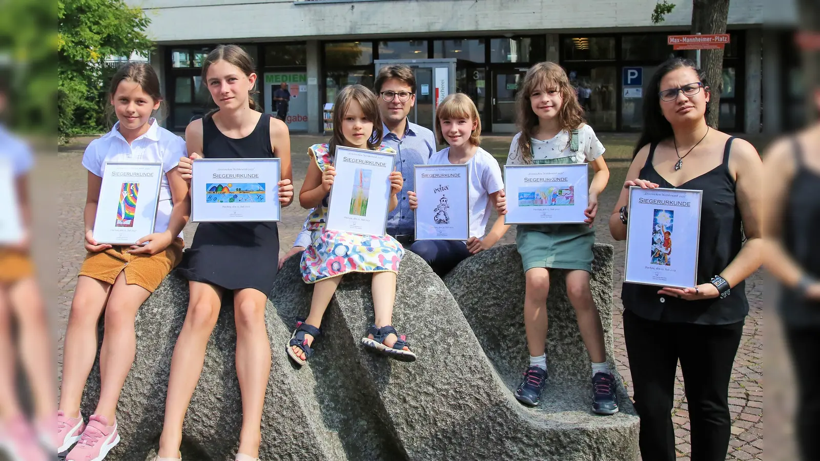 Die Preisträgerinnen 2022 mit OB Florian Hartmann (von li) Anna Gergetz, Anni Woche, Franziska Hahn, Selina Rosner, Laetitia Heindl und Yasmin Stegmann.  (Foto: Stadt Dachau)