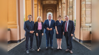 Der neue Fraktionsvorsitzende der SPD im Bayerischen Landtag, Holger Grießhammer (Mitte), gemeinsam mit seinen StellverterterInnen Arif Taşdelen (links), Doris Rauscher (2. von links) und Anna Rasehorn sowie Volkmar Halbleib, der neue parlamentarische Geschäftsführer. (Foto: SPD)