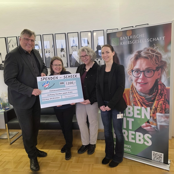 Landrat Stefan Löwl überreichte den symbolischen Spendenscheck. (Foto: LRA, Melitta Fischer)