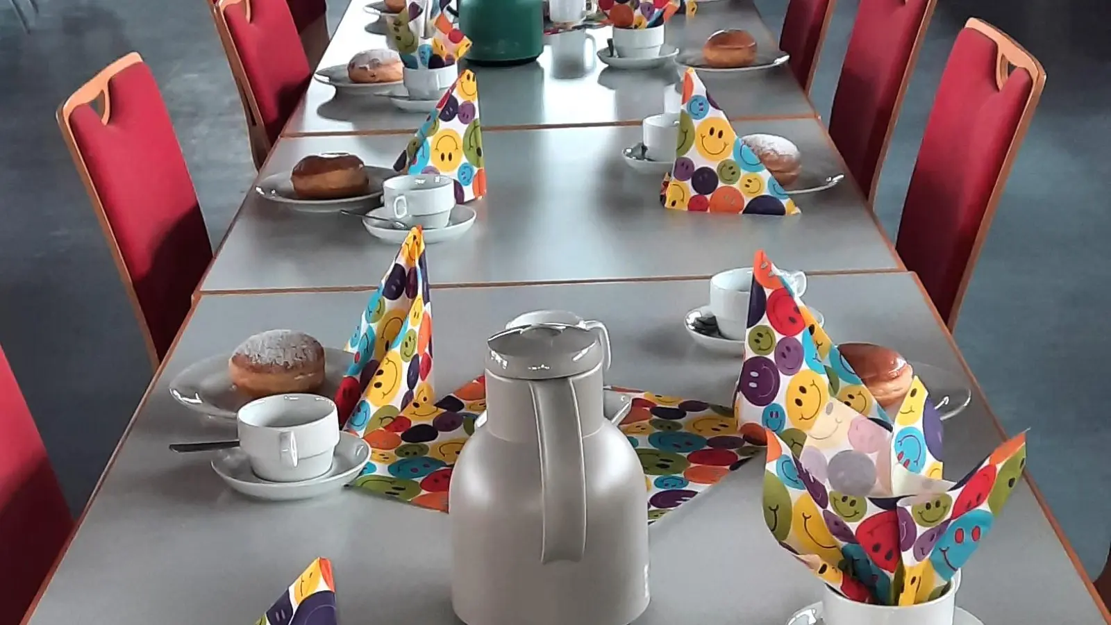 Mammut wurde beim Damentreff nicht serviert, sondern Kaffee und Krapfen. (Foto: Hl. Kreuz Dachau)