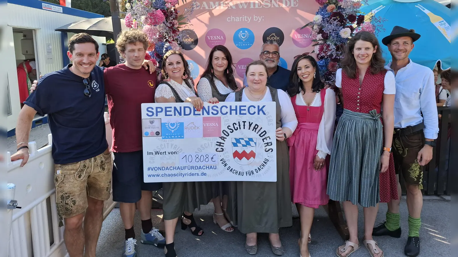 Weit mehr als 10.000 Euro konnten die Veranstalterinnen Susanne Rudek, Dagmar Markus und Melanie Ullmann (Dritte, Vierte und Fünfte von links) bei der Damenwiesn übergeben. Tobias Pietzonka von den Chaoscityriders (links), Philipp Barth (Inhaber Der Wiege, Odelzhausen), Carlos Benede Aquayo (Vorstand Weitblick-Jugendhilfe e.V.) und weitere Partner freuen sich. (Foto: jj)