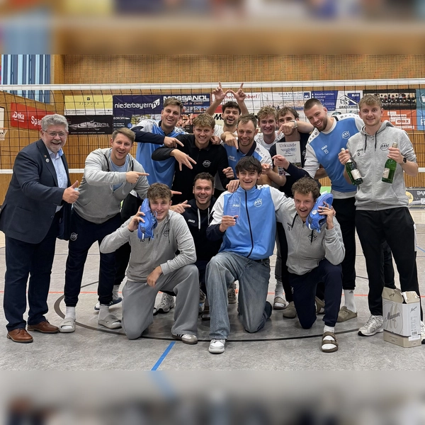 Die ASV Volleys Dachau feiern den Gewinn des Bayerischen Landespokals. Im Bild u. a.: Sven Lehmann, Marcus Rupprecht, Patrick Rupprecht, Maximilian Hartmann, Moritz Teichmann, Dominik Langbein, Tobias Besenböck, Fabian Suck, Luca Schwarz, Marvin Primus, Paul Schreiner, Luca Russelmann. (Foto: ASV)