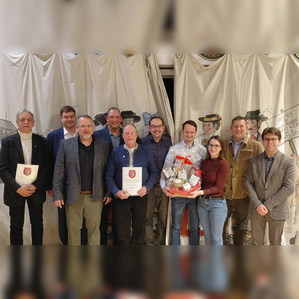 Volker C. Koch, Fabian Schürg, Florian Reiter, Thomas Hüller, Berti Hubrich, stellv. Vorstandsvorsitzender Mathias Glück, Sven und Simona Colombo, stellv. Kommandant Gerd Lobmeier und OB Florian Hartmann. (Foto: FF Dachau)