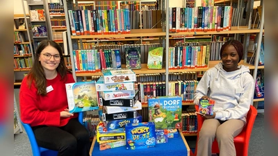 Die FAMI-Auszubildende Paulina Spengler (li) wurde bei der Einarbeitung der neuen Spiele von Judy Enwusoyele unterstützt, die im November ihr einwöchiges Schülerpraktikum in der Stadtbücherei absolvierte <br> (Foto: Stadtbücherei Dachau)