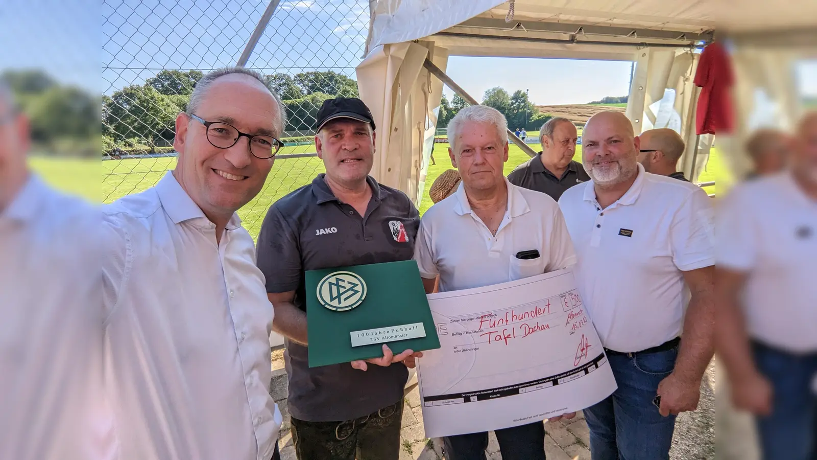 Feierliche Spendenübergabe (von li): BRK-Kreisvorsitzender Bernhard Seidennath, Marco Mauer von der Fußballabteilung des TSV Altomünster, stellvertretender Leiter der Dachauer Tafel Albert Solleder und 2. BGM Altomünster Hubert Güntner. (Foto: TSV Altomünster)