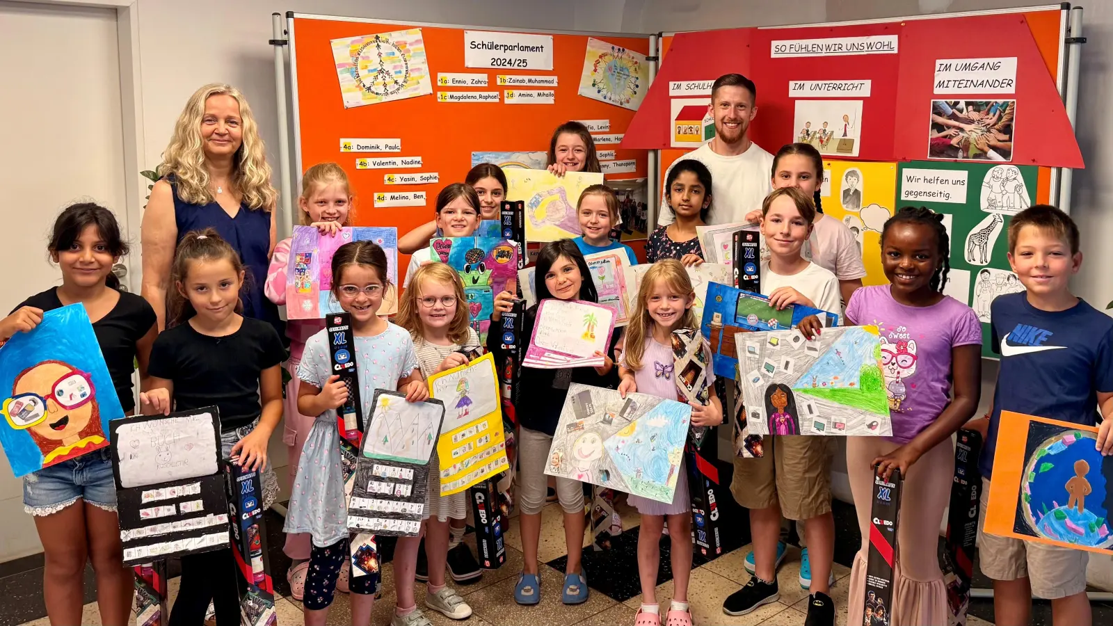Die Klassensieger der Grundschule Dachau-Ost mit der Schulleiterin Andrea Noha und VR-Mitarbeiter Christoph Lautenschlager. (Foto: VR Bank Dachau)