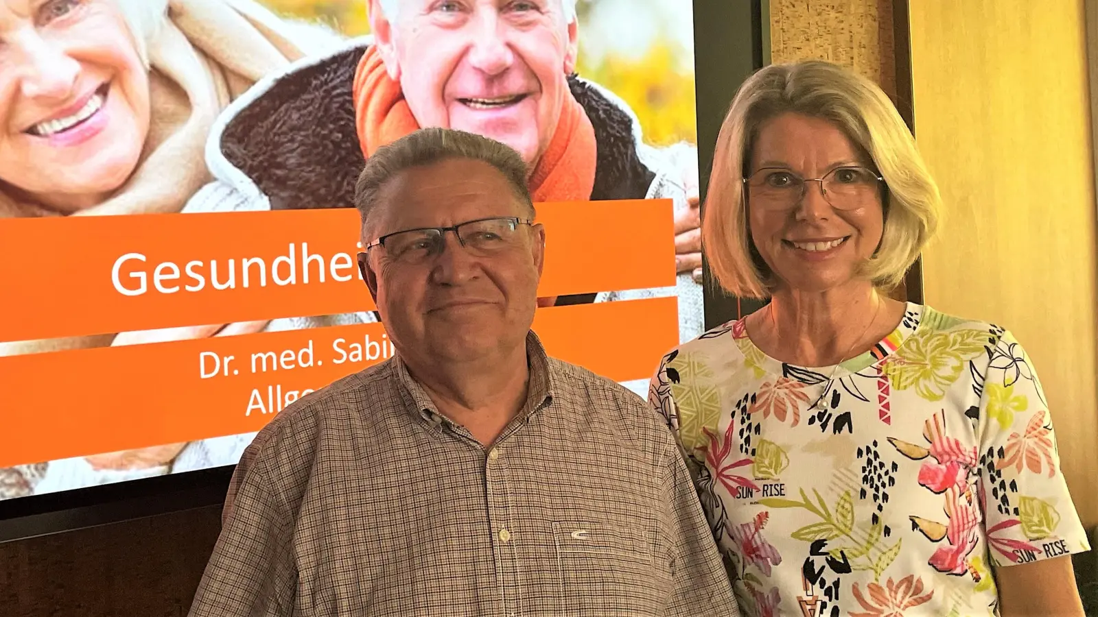 Dr. Sabine Klaus mit dem Vorsitzenden des Landkreisseniorenbeirats Reinhold Heiß beim Vortrag „Gesundheit im Alter“.  (Foto: LA Dachau /Sina Török)