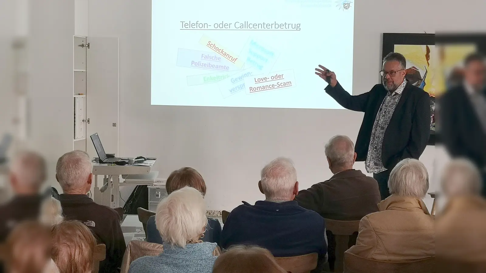 Kriminalhauptkommissar Claus Schmied klärt auf. (Foto: Seniorenbeirat Karlsfeld)