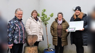 Spendenübergabe mit (von li) Kassiererin Frau Landstorfer, Schriftführerin Frau Sommer, Abteilungsleiterin Frau Zandovsky und Pädagogin Eileen Kreß. (Foto: Hardy Sommer)