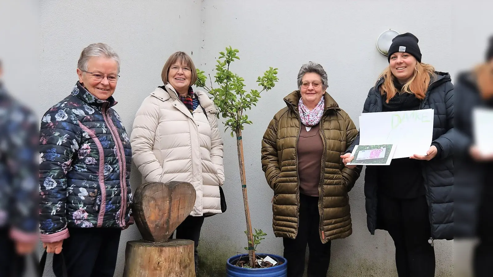 Spendenübergabe mit (von li) Kassiererin Frau Landstorfer, Schriftführerin Frau Sommer, Abteilungsleiterin Frau Zandovsky und Pädagogin Eileen Kreß. (Foto: Hardy Sommer)