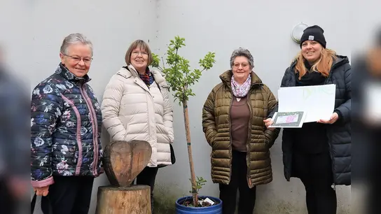 Spendenübergabe mit (von li) Kassiererin Frau Landstorfer, Schriftführerin Frau Sommer, Abteilungsleiterin Frau Zandovsky und Pädagogin Eileen Kreß. (Foto: Hardy Sommer)